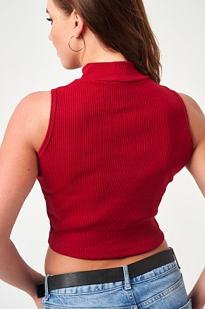 Женский топ 52714  укороченный с горлом / бордовый