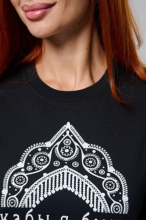 Женская футболка 8584 / черный+кокошник