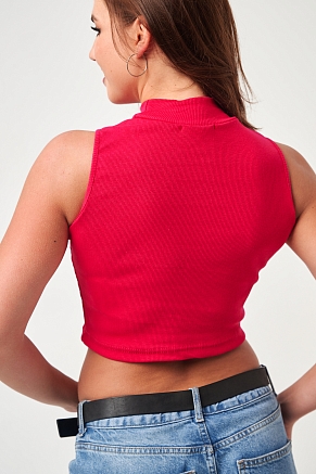 Женский топ 52714  укороченный с горлом / малиновый