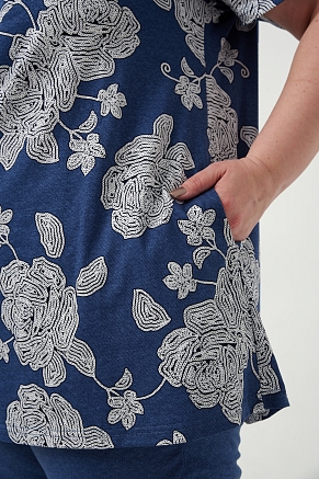 Женский костюм с бриджами 83604 / белые цветы