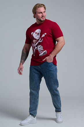 Мужская футболка 8581 / бордо+Д мороз с гитарой