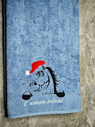 Полотенце махровое с вышивкой "Новый год Лошадь" / лазурный