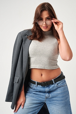 Женский топ 52714  укороченный с горлом / серый