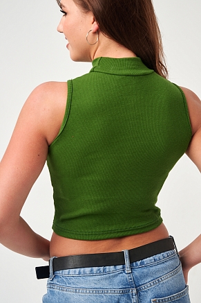 Женский топ 52714  укороченный с горлом / болотный