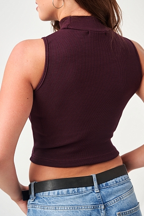 Женский топ 52714  укороченный с горлом / сливовый