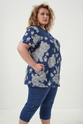 Женский костюм с бриджами 83604 / белые цветы