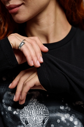 Женский лонгслив 8516 / черный+Змея стразы